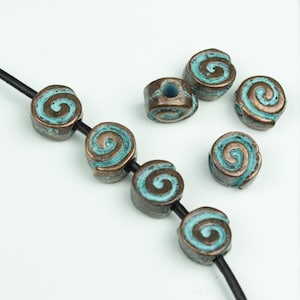 10% SALE, Spiralperle, griechische Mykonos Perlen, 10 mm Rustikales Schneckenhaus, runde Nautische Perle, Grüne Patina über Kupfer, zur Schmuckherstellung