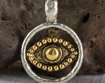Colgante de mal de ojo, oro antiguo en bisel circular martillado de plata abierta, amuleto de 2 tonos, dije de protección, peltre sin plomo, hecho en EE. UU., 1 pieza