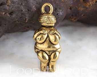 Gold Venus Charm, Mutter Erde Anhänger, Fruchtbarkeitsgöttin, Kykladen Figur, 3D Venus von Willendorf, vergoldetes Zinn, Made in USA