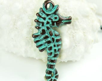 10%OFF, Seahorse pendant Green Patina Mykonos Greek charm beach jewelry Sea horse bead nautical Copper Casting charms Metal Charm 1pc