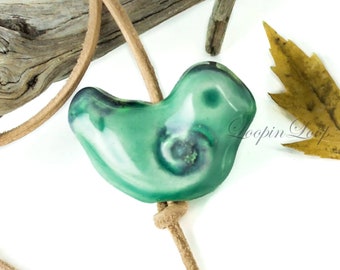 Grande perle oiseau vert menthe, perle émaillée faite main en céramique de 2,5 cm, pendentif bois, perles émaillées blueroompottery