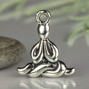 Amuletos de meditación, pequeño amuleto de yoga, Pose de loto, colgante Namaste Zen Boho, plata antigua, peltre sin plomo, hecho en EE. UU., 17x16 mm, cantidad de selección