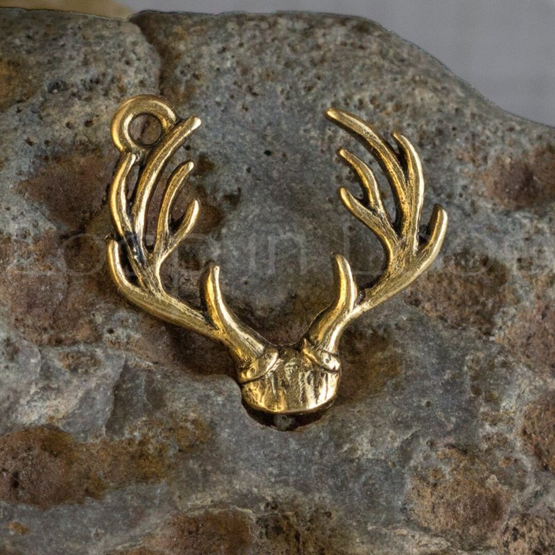 アクセサリー Dear Deer Necklace, White Tailed Deer on Adjustable Leather Cord