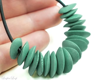 10 cuentas griegas Mykonos, color verde pastel espuma de mar, chips de copos de maíz de cerámica, cuenta espaciadora de espuma de mar, de 13 mm a 18 mm, para hacer joyas