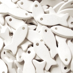 10% DI SCONTO, 2 pesci in ceramica, perline di Mykonos, perline greche, estate, boho, nautico, pesci bianchi, perlina pendente, fai da te, creazione di gioielli