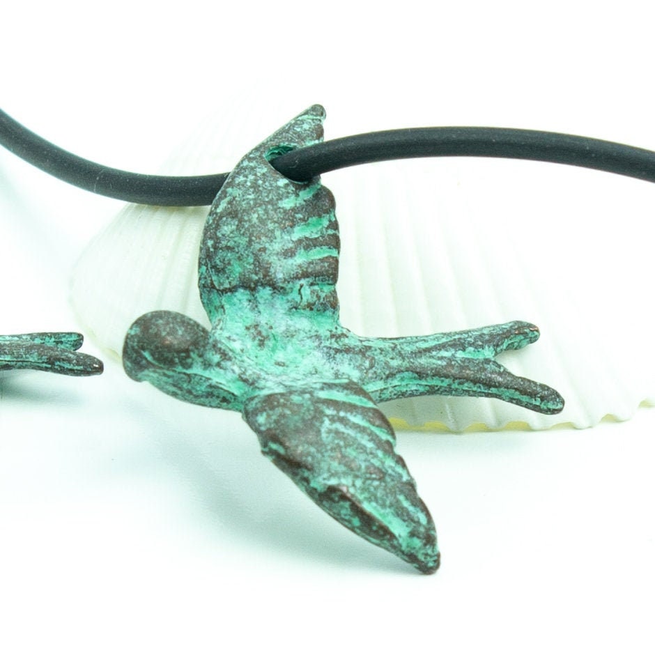 Mykonos Vogel Anhänger, fliegende Schwalbe Anhänger, Friedenstaube Anhänger, fliegende Tauben, Kupfer grüne Patina, griechischer Metallguss