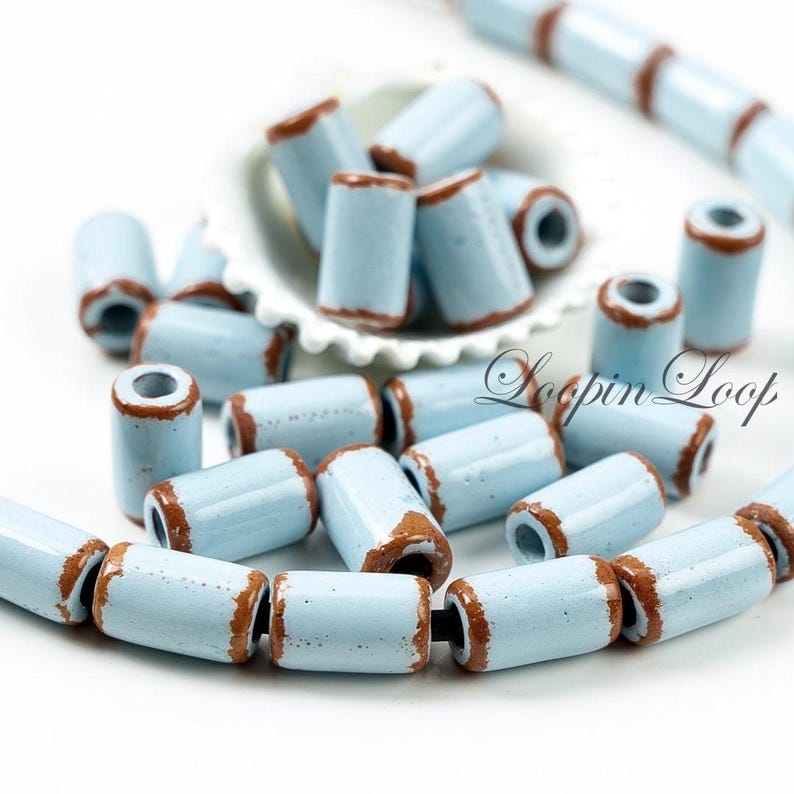10% KORTING, Mykonos-keramiek 6 x 10 mm buis Griekse kralen, babyblauw met teracottabruin, Adobe Pueblo Southwest Stone gewassen email geglazuurd, 10/30 stuks afbeelding 1