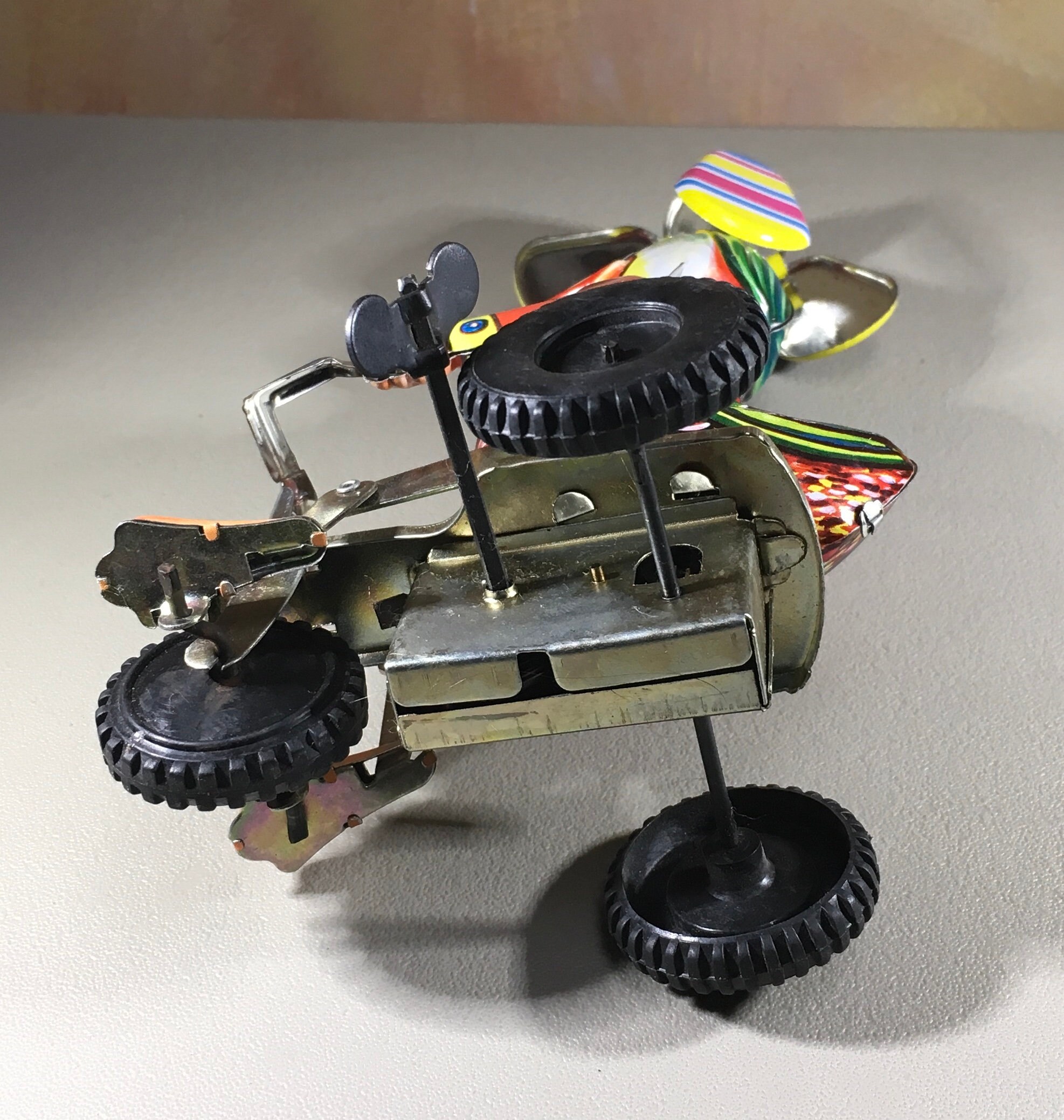 Collectibles Tin wind up toy duck on a bicycle with twirling helicopter