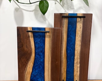 Tabla de embutidos de nogal negro hecha a mano con resina epoxi River