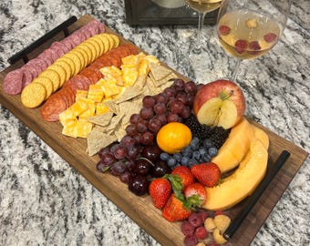 Tabla de embutidos de nogal negro, hecha a mano, con borde natural y asas.