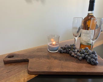 Tabla de embutidos de nogal hecha a mano con asa