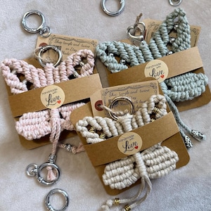 Portachiavi a farfalla in macramè fatto a mano - Ciondolo per borsa boho con perline in legno naturale