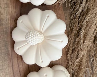 Mordedor de silicona con forma de flor / Juguete sensorial para la dentición del bebé / Libre de BPA / Juguete para masticar con textura / Regalo para recién nacidos / Color crema