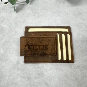 Cartera de cuero grabada como regalo para él