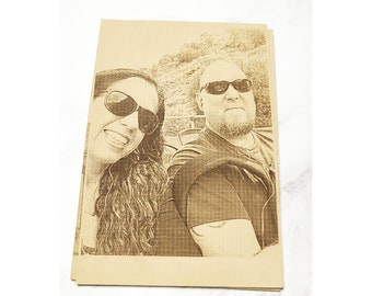 Foto em couro gravado: lembrança de aniversário personalizada