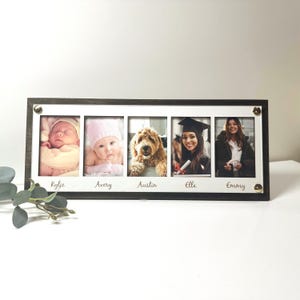 Peut inclure: Un cadre photo en bois avec cinq ouvertures rectangulaires, chacune affichant une photographie différente. Les photos comprennent deux bébés, un chien et deux jeunes femmes. Les noms Kylie, Avery, Austin, Ella et Emmy sont écrits en dessous.
