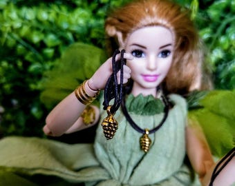 Collar de piña de hada para muñecas escala 1:6, con una piña de hada de color dorado en una cuerda que traerá felicidad a cualquier hada.