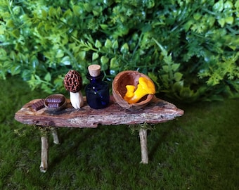 Banco de hadas, aparador, mesita. Todo está en tu imaginación. Estos muebles en miniatura están hechos a mano con materiales naturales y técnicas artesanales.