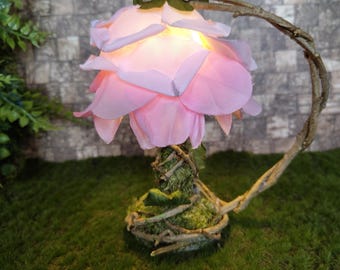 Lámpara de flor de hadas: esta mini lámpara eléctrica de hadas, única en su tipo, está hecha a partir de una base de plástico y decorada con materiales naturales.