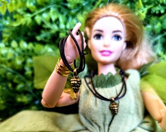 Collar de piña de hada para muñecas escala 1:6, con una piña de hada de color bronce en una cuerda que traerá felicidad a cualquier hada.