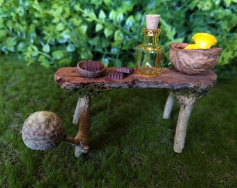 Banco de hadas, aparador, mesita. Todo está en tu imaginación. Estos muebles en miniatura están hechos a mano con materiales naturales y técnicas artesanales.