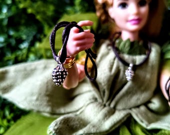 Collar de piña de hada para muñecas escala 1:6, con una piña de hada de color plata en una cuerda, traerá felicidad a cualquier hada.