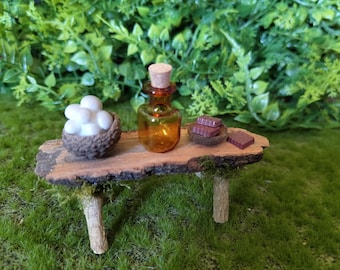 Banco de hadas, aparador, mesita. Todo está en tu imaginación. Estos muebles en miniatura están hechos a mano con materiales naturales y técnicas artesanales.