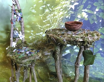 Mesa y silla de hadas en escala 1:6. Este mueble de hadas en miniatura, único en su tipo, está hecho a mano con materiales naturales.
