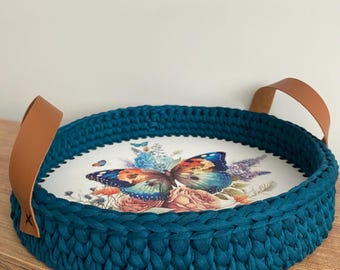 Bandeja de crochet hecha a mano: diseño floral de mariposas, asas de cuero