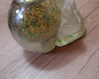 Globo de neve de resina dourada e verde com decoração de caveira