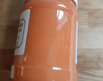 Könnte beinhalten: Ein Glasgefäß mit orangefarbener Farbe und einem weißen Deckel. Das Gefäß ist mit "Annie Sloan Chalk Paint" beschriftet.