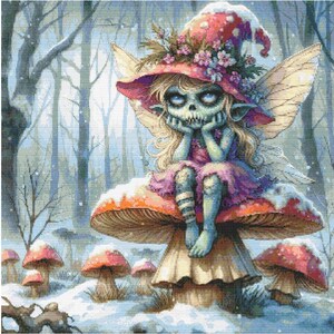 Könnte beinhalten: Eine skurrile Illustration einer Fee mit schädelähnlichem Gesicht, die auf einem Pilz in einem verschneiten Wald sitzt. Die Fee trägt ein rosa Kleid und einen mit Blumen geschmückten Hut. Die Szene spielt in einem Winterwunderland mit schneebedeckten Pilzen.