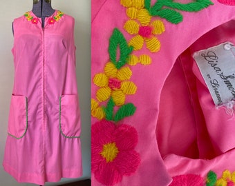 Vintage 1960s Pink Embroidered Knit Yarn Floral Duster - Sleeveless Shift House Coat - Small