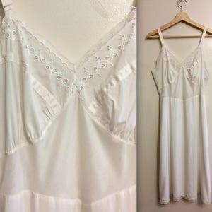 Vintage 1960s White Lace Full Slip - Seamprufe - RARE - medium 36
