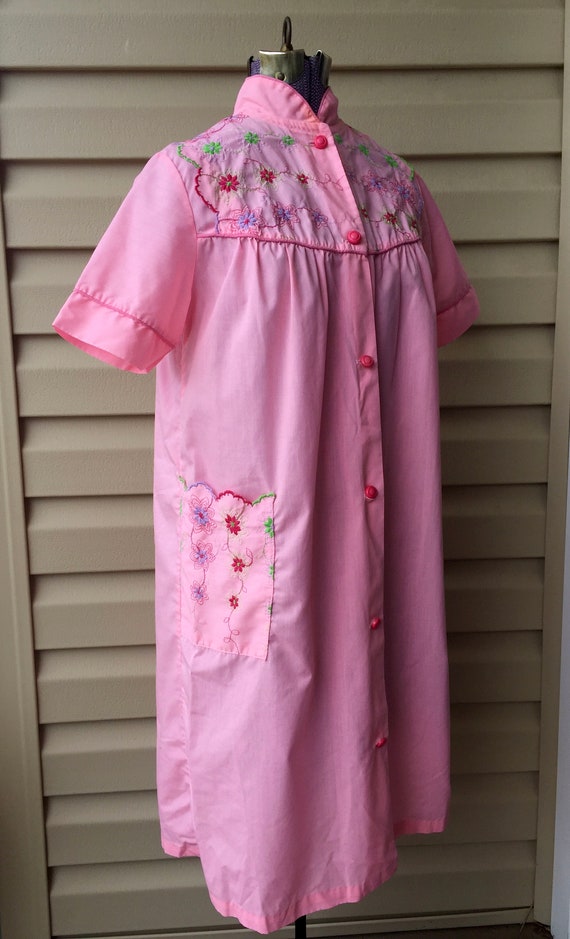 Vintage 1960s Pink Embroidered Floral Nightgown -… - image 2