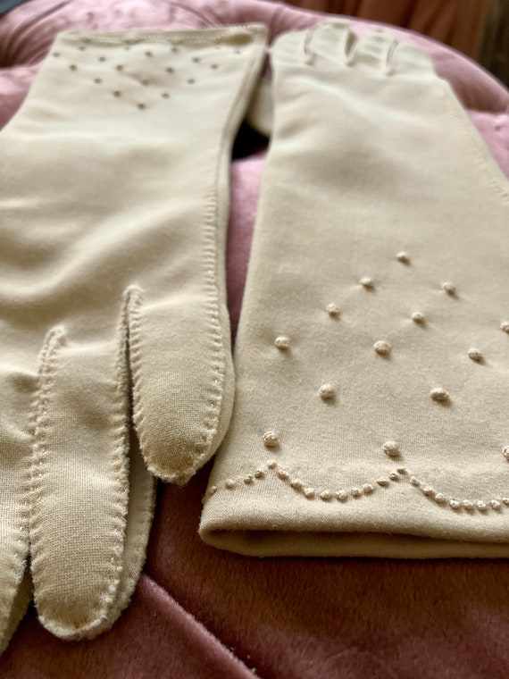 Vintage 1950s 60s Beige Mid Length Gloves - Small… - image 5