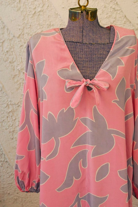 Vintage 80s Pink Bow & Lilac Abstract Dress / swi… - image 3