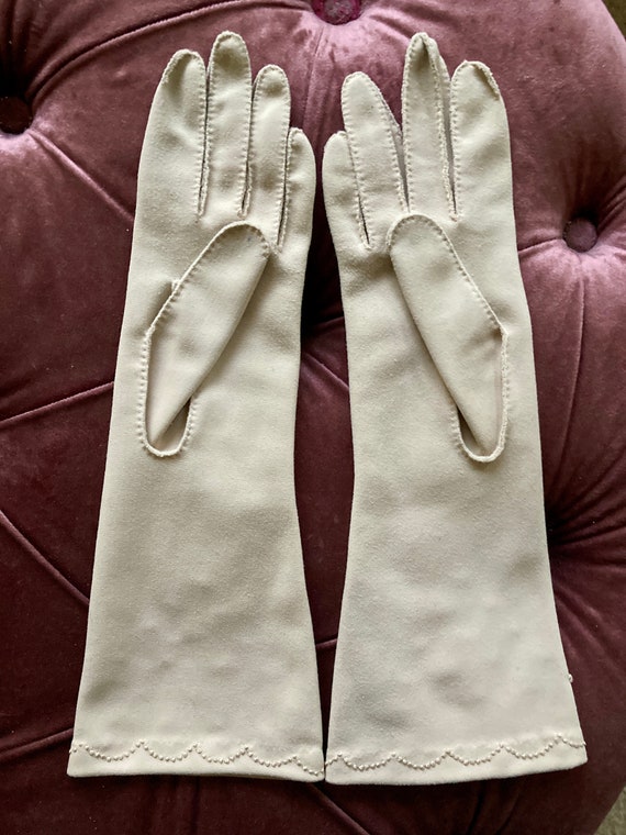 Vintage 1950s 60s Beige Mid Length Gloves - Small… - image 3