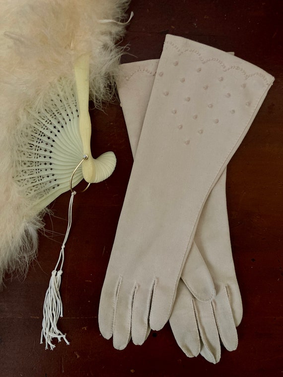 Vintage 1950s 60s Beige Mid Length Gloves - Small… - image 9