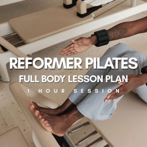 Puede incluir: Una persona utiliza una máquina de reformer Pilates. El texto de la imagen dice: Reformer Pilates, Full Body Lesson Plan, 1 Hour Session. La persona lleva pantalones grises y tiene una tobillera negra.