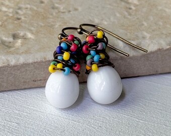 Boucles d'oreilles colorées pop, jolies boucles d'oreilles pendantes colorées, cadeaux pour une femme de moins de 30 ans, boucles d'oreilles en forme de larme blanche emballées à la main, verre et laiton vieilli