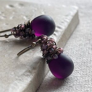 Boucles d'oreilles en verre de mer prune foncé, boucles d'oreilles pendantes violet aubergine, cadeaux pour elle de moins de 30 ans, violet foncé emballé à la main, verre de mer cultivé