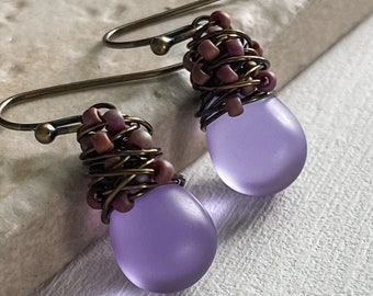 Boucles d'oreilles en verre lavande, boucles d'oreilles en verre larme violet doux enveloppés dans du laiton antique, verre tchèque lilas - cadeaux pour elle de moins de 30 ans