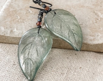 Boucles d'oreilles feuille verte sauge, boucles d'oreilles Nature en verre tchèque, grandes boucles d'oreilles Boho Dangle, argent sterling oxydé, cadeaux pour elle