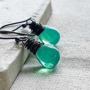 Pendientes de cristal verde espuma de mar, cuentas checas de opalina, pendientes verde agua, envueltos a mano en plata de ley oxidada, regalos por menos de 40 dólares.