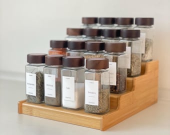 Gewürzgläser aus Glas mit dunklem Holzdeckel aus Akazienholz 120 ml, Streuaufsatz & wasserfesten Etiketten  (3er 6er 9er 12er 24er Set)