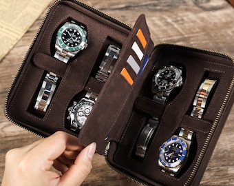 Puede incluir: Rollo de reloj de cuero marrón con seis ranuras para guardar relojes. El rollo está abierto y muestra cinco relojes con diferentes caras y correas de colores.