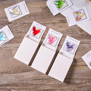 Hartzakknuffel van gesmolten glas, token handgemaakt klein schattig attent cadeau, klein mis je, vriendschapscadeau, gepersonaliseerd bericht toevoegen