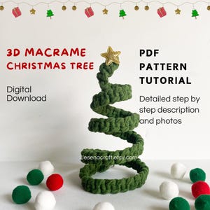 Può includere: Un albero di Natale in macramè verde con una stella dorata in cima. L'immagine include il testo "3D MACRAME CHRISTMAS TREE", "Digital Download", "PDF PATTERN TUTORIAL" e "Detailed step by step description and photos". È visibile anche il nome del negozio Etsy "Jesenacraft.etsy.com".