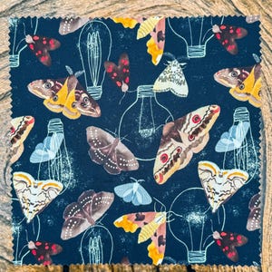 Ściereczka do czyszczenia soczewek Lampshade Moths – ręcznie robiona w Hertfordshire, Anglia